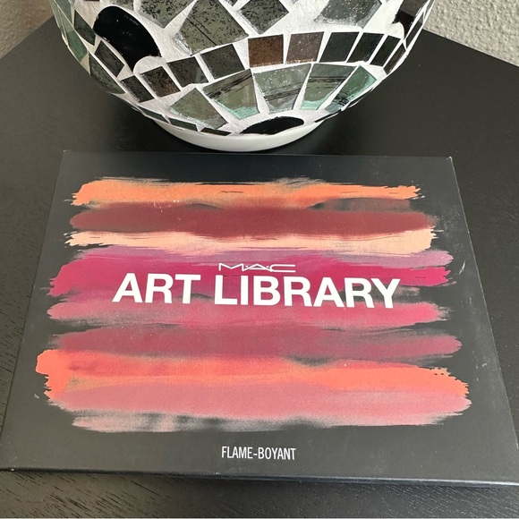 NWOT MAC Flame-Boyant Art Library Eye Shadow Palette - Picture 1 of 2